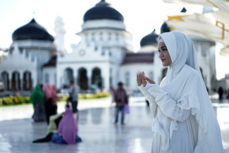 Hadist Nabi SAW: Muslimah Shalihah Adalah Perhiasan Terbaik Dunia