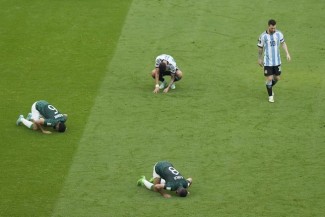 Hukum Selebrasi Gol dengan Sujud Syukur di Lapangan