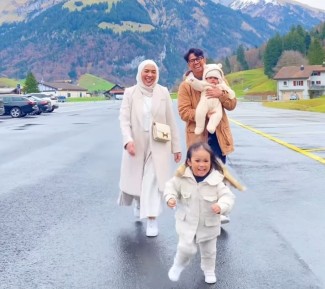 Liburan Ke Swiss Outfit Suami Nggak Kompak, Fitri Tropica Geram