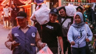 Awkarin Turun ke Lapangan Bantu Pengungsi Gempa Cianjur