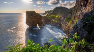 Eksotisme Pantai Ngungap, Destinasi Wisata Pantai Tanpa Pasir