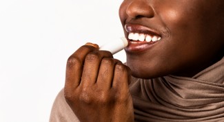 Atasi Bibir Kering Saat Musim Hujan, Pakai Lip Balm Hingga Eksfoliasi