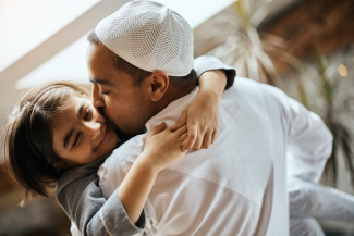 Ciuman Orangtua untuk Anak di 4 Titik Ini Bisa Datangkan Rahmat