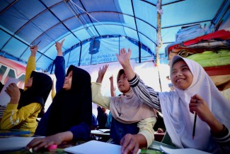 Sekolah Roboh, Anak-anak Pengungsi Gempa Cianjur Belajar di Tenda Darurat