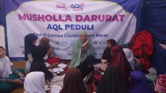 Pengungsi Gempa Cianjur Awali Hari dengan Mengaji Mendekat pada Ilahi