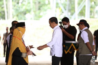 Jokowi Serahkan Bantuan Renovasi Rumah ke Penyintas Gempa Cianjur
