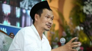 Gus Baha: Cinta Kiai Tak Cuma Sowan, Harus Dibuktikan dengan Mengaji