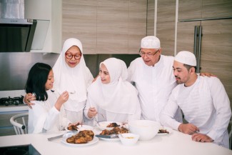 Cara Bangun Surga di Rumah, Ustaz: Terapkan Kebiasaan Ngobrol