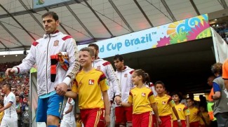 Mengenal Player Escort, Anak Kecil Pendamping Pemain Sepak Bola