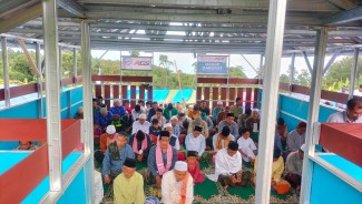 Masjid Darurat Fasilitasi Penyintas Shalat hingga Tak Tertampung