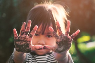 Studi: Main Kotor di Alam Bisa Tingkatkan Kekebalan Tubuh Si Kecil