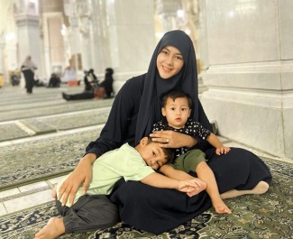 4 Potret Gaya Syari Paula Verhoeven Saat Umrah, Bikin Auto Nengok
