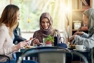 5 Tips Atasi Kantuk Setelah Makan Siang, Tetap Bisa Produktif