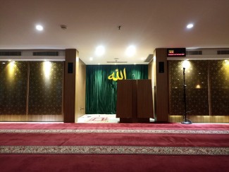 Masjid Baiturahman, Pengingat Ibadah di Tengah Godaan Brand-brand Mewah