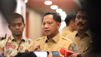 Tak Lagi PPKM, Mendagri Minta Kepala Daerah Cabut Perda Sanksi Kerumunan
