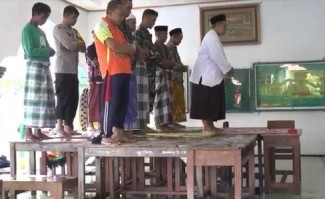 Masjid Terendam Banjir, Warga di Demak Salat di Atas Meja