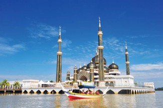Indahnya Masjid Kristal Malaysia, Berkilau di Tepi Sungai Terengganu