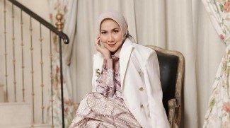 Hotman Paris Dampingi Venna Melinda ke Polda Jatim