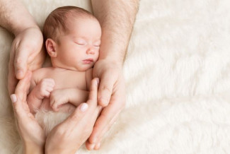 UAH Ulas Hukum Azan dan Iqamah di Telinga Bayi Baru Lahir