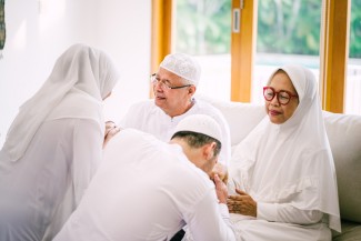 Sungguh Rugi Jika Anak Tak Mau Merawat Orang Tua yang Sudah Renta