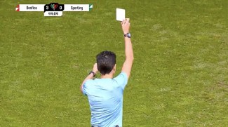 Pertama Kali dalam Sejarah Sepak Bola, Wasit Keluarkan Kartu Putih