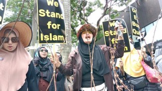 Elemen Umat Islam Unjuk Rasa Bela Al-Quran di Depan Kedubes Swedia