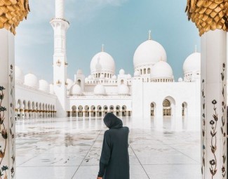 Selain Jennie BLACKPINK, 7 Pesohor Dunia Ini Berhijab di Masjid Sheikh Zayed