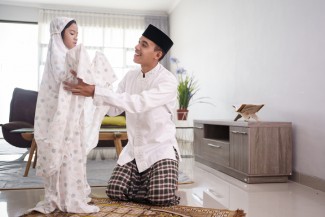 Selain Al-Ikhlas, Ajarkan 8 Surat Pendek Ini untuk Si Kecil Salat