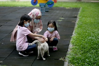 5 Cara Sederhana Mengajarkan Kebaikan pada Si Buah Hati