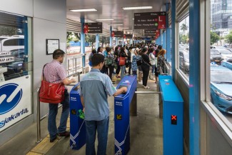 Dzikir Ringan Saat Tunggu Transjakarta, Pahala Besar Jalur Khusus