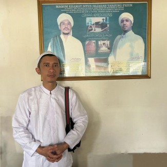Wajah Baru Aming Pakai Baju Koko dan Peci Bak Santri