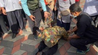 Bagaimana Hukum Sujud di Hadapan Manusia?