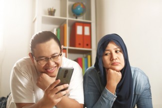 Asyik dengan Gawai Bisa Berdampak pada Keharmonisan Keluarga