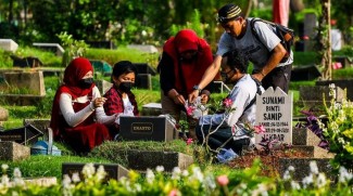 Sunnah Menabur Bunga di Atas Makam dan Makruh Menyapunya hingga Kering