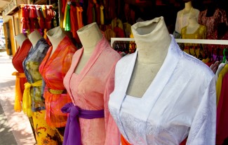 Ketentuan Busana Adat Bali, Bisa Pakai Baju Lain dengan Alasan Agama