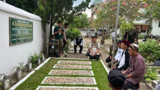 Musim Ziarah, Begini Hukum Masuk ke Area Pemakaman Memakai Sandal