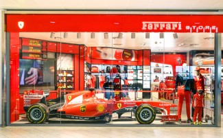 Ferrari Hapus Poster Mobil Balap Melintas Halaman Masjid Nabawi