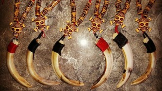 Tidak Sengaja Menyentuh Kalung Taring Babi, Apakah Najis?