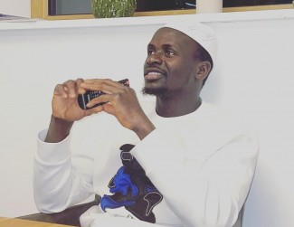 Teladani Rasulullah, Sadio Mane Baca Al-Quran saat di Perjalanan