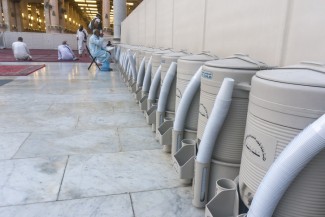 Masjid Nabawi Siapkan 2 Juta Botol Air Zamzam untuk Jamaah Wanita