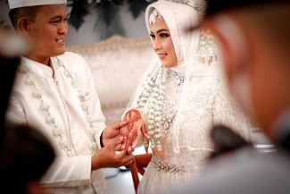 Manakah yang Harus Didahulukan, Menikah atau Membahagiakan Ibu?