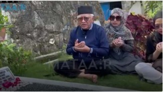 Momen Gus Mus Tahlil di Makam Tokoh Muhammadiyah Buya Syafii Maarif