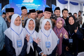 Peduli Produk UMKM, Sandiaga Promosikan Kursi Rotan Buatan Pesantren di Magelang
