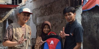 Anak-anak Penyintas Kebakaran Terima Bantuan Peralatan Sekolah dari Lazizmu