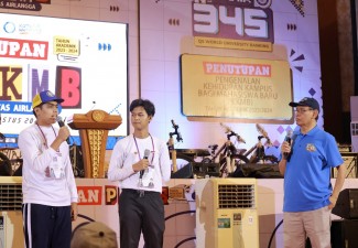 Puncak PKKMB Unair, Rektor dan Gubernur Jatim Minta Mahasiswa Baru Perbanyak Syukur