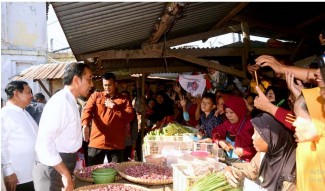 Jokowi Blusukan di Pasar Grogolan Baru Pekalongan, Pantau Harga Pangan