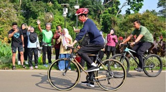 Bersepeda Pagi, Presiden Jokowi Sapa Masyarakat di Kebun Raya Bogor