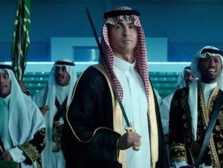 Kenakan Thobe dan Sorban, CR7 Asyik Menari Tradisional Arab di Hari Nasional