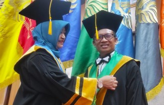 Cerita Suami Istri Kompak Raih Guru Besar Bareng di Unesa