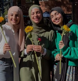 Jaga Persahabatan, Mahasiswa Muslim Virginia Bagikan Bunga ke Nonmuslim